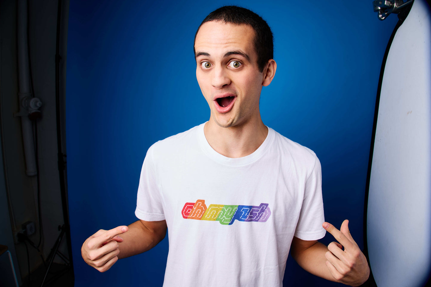 Oh My Zsh ASCII shirt (rainbow on white)